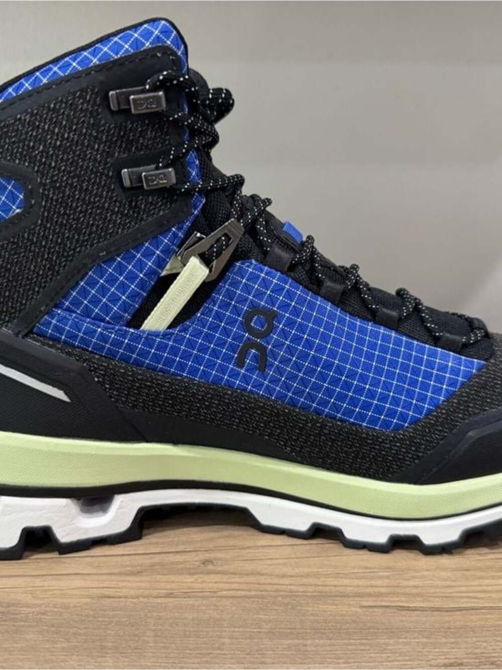 On Running Women’s Size 9 Waterproof Boot. - Picture 3 of 8